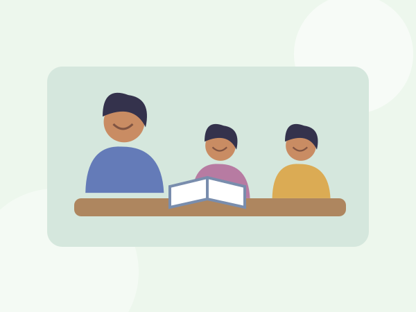 Des élèves réunis autour d’un livre pour une séance de tutorat