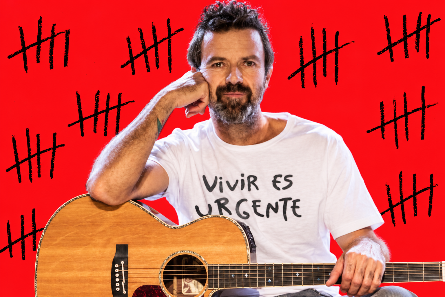 Pau Donés con una guitarra y la camiseta Vivir es urgente